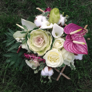 Bouquet de deuil sur structure dans les tons blanc et rose foncé