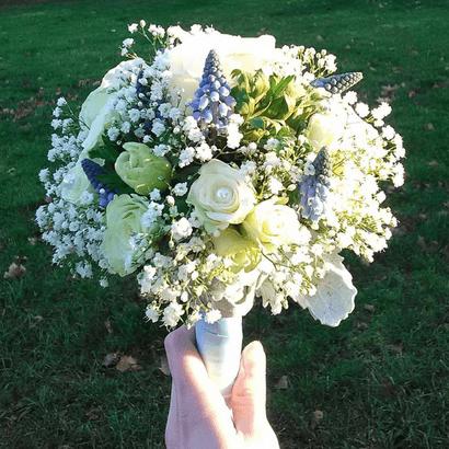 Bouquet de demoiselle d'honneur sur posy dans les tons blanc et bleu