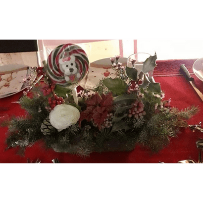 Centre de table floral de Noël dans les tons rouge, rose, vert et blanc, dans un contenant en écorce