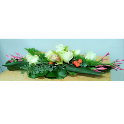 Centre de table floral en longueur pour un mariage ou un baptême, dans les tons blanc, vert et rose
