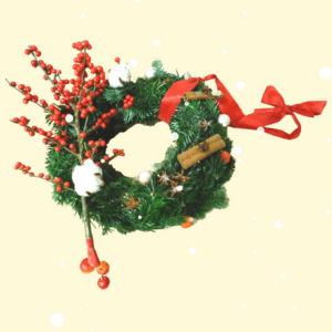 Couronne de porte de Noël dans les tons vert, rouge et brun avec une touche de blanc