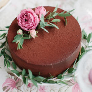Composition florale en forme de pâtisserie dans les tons brun et rose