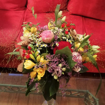 Bouquet de fleurs dans les tons jaune, rose, rouge et mauve