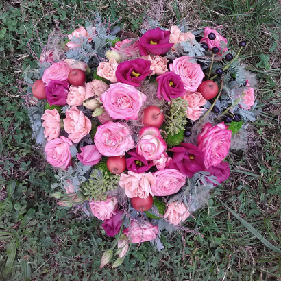 Composition florale en forme de coeur dans les tons rose et vert
