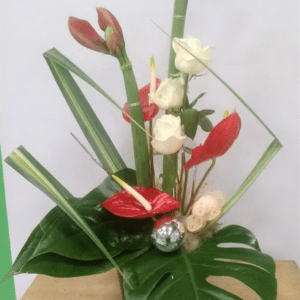 Composition florale d'accueil en hauteur dans les tons vert, rouge et blanc