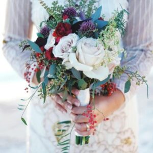 Bouquet de fleurs blanches et rouges avec une touche de violet