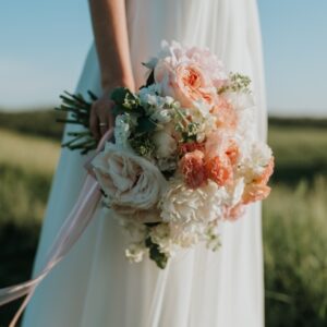 Bouquet de mariée dans les tons roses, pêche et blancs