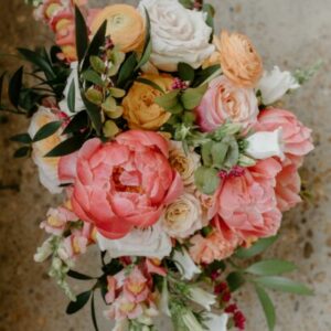 Bouquet de fleurs rose pâle, orangées et blanches