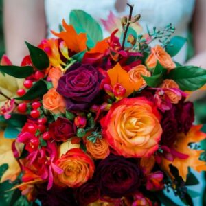 Bouquet de fleurs dans les tons rouges et orangés