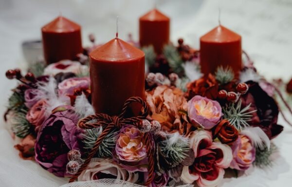 Couronne de l'Avent dans les tons rouge-orangé, rose et blanc avec une touche de vert